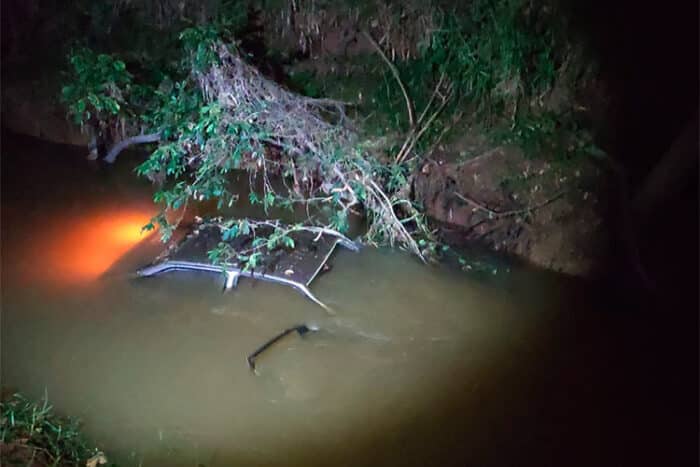 Carro cai em rio e motorista morre após acidente na AMG-3015 1 carro rio by pmr