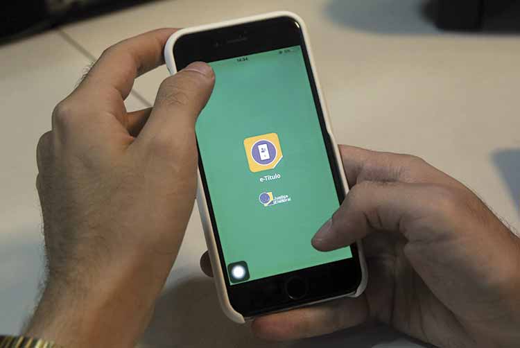 Câmara disponibiliza computadores para jovens que vão tirar título de eleitor 1 e titulo 2 fernando priamo