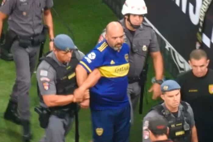 Torcedor do Boca Juniors preso por racismo em jogo com o Corinthians é liberado após fiança 1 torcedor boca juniors ato racista reproducao twitter