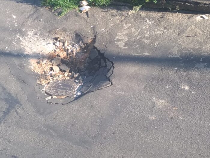 Leitora denuncia buraco em Santa Luzia 1 vu07.04