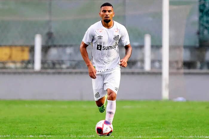 Tupynambás traz zagueiro, meio-campo e inicia venda de ingressos 1 Baeta Joao Cubas foto Pedro Ernesto Guerra Azevedo Santos FC