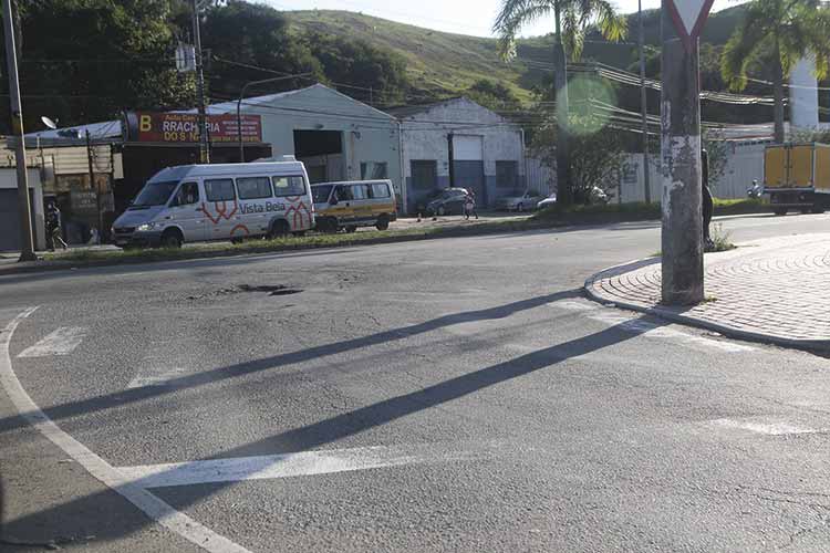 Sinalização horizontal desgastada oferece riscos em Juiz de Fora 2 Bairro Araujo Av JF fernando priamo