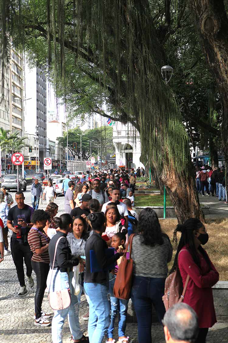 Milhares de pessoas buscam emprego no 1º mutirão de empregabilidade de JF 1 Empregos JF fernando priamo 33