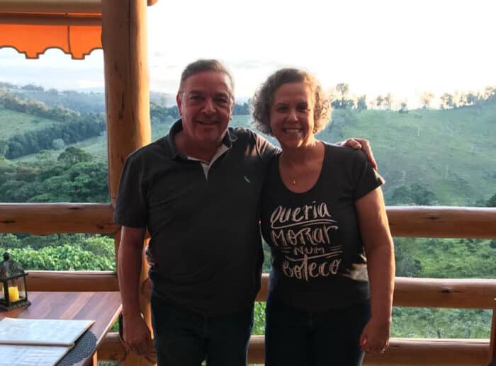 Geraldo Magela e Seila Neves (casal ‘pole positon’ da cachaça Dom Bré), presenças simpáticas no Oliva Bistrô, em Ibitipoca Foto:  GÍGLIA FERRARI