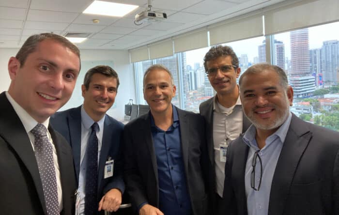 Os advogados Frederico Miana e Homero Gonçalves com João Paulo Rocha, Frederico Ramos e Evandro Rodrigues, clicados em São Paulo, após a aquisição de parte da Lupa Tecnologia pela Romagnole Produtos Elétricos