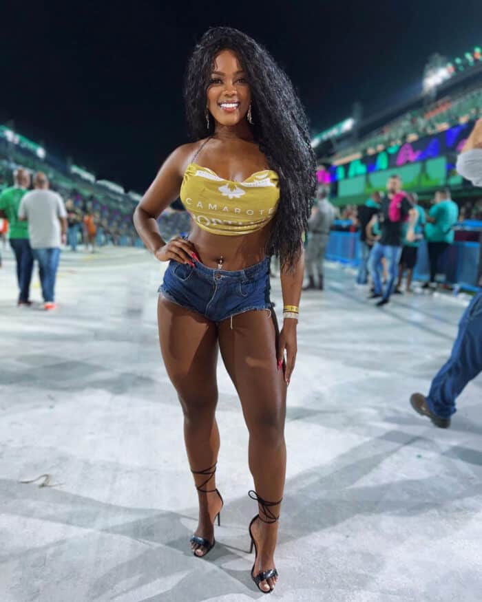 Luana Couto esbanjou simpatia no camarote da Portela no desfile das campeãs no Sambódromo
