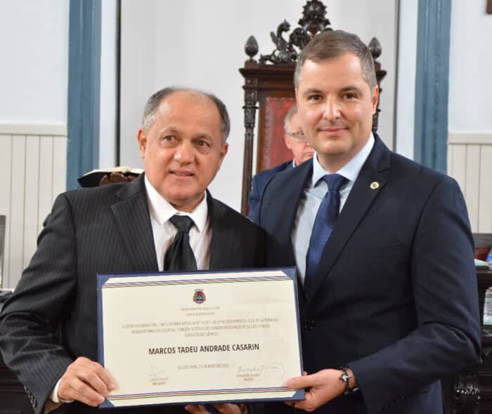 O presidente da CDL Marcos Casarin sendo agraciado com o título de cidadão honorário pelo vereador Marlon Siqueira 1 O presidente da CDL Marcos Casarin sendo agraciado com o título de cidadão honorário pelo vereador Marlon Siqueira