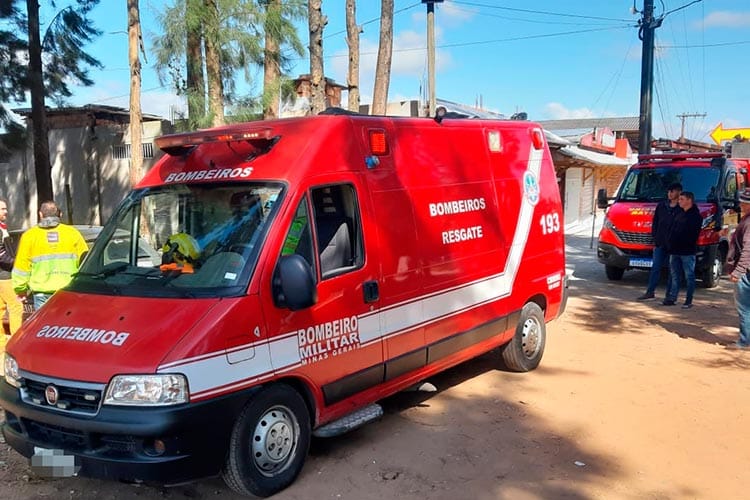 Bombeiros resgatam vítima de agressão às margens de ferrovia em Barbacena 1 Resgate foto Divulgaca Bombeiros Barbacena