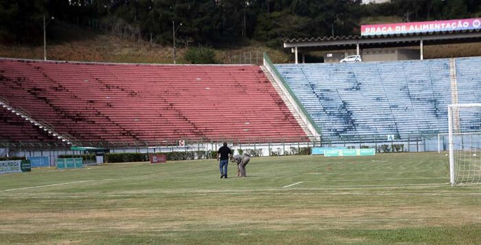 Secretário revela tratar praga no gramado do Estádio Municipal 1 Secretario Marcelo fala do gramado fernando priamo 13