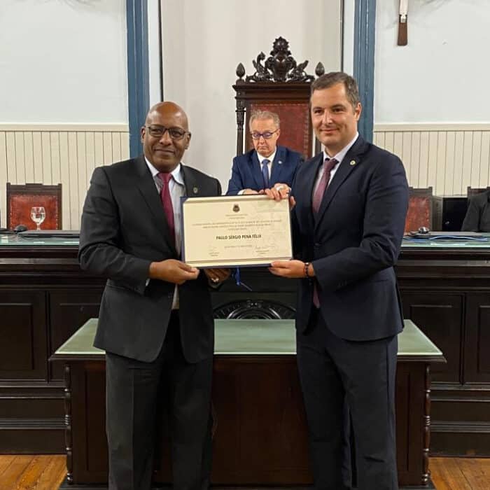 Presidente reeleito do Sinteac, Sérgio Félix foi homenageado com o título de cidadão benemérito entregue pelo vereador Marlon Siqueira, na Câmara