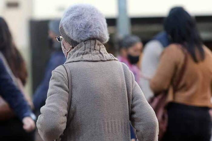 Baixas temperaturas: saiba como se aquecer em dias frios 3 Inverno em Juiz de Fora - pessoas saem agasalhadas em dias frios