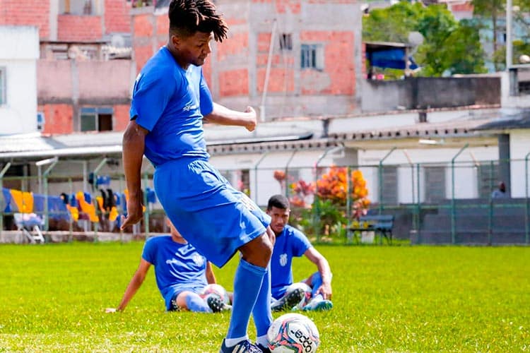 Um dia após empate, jogador do Tupi atua na várzea e é desligado do clube 2 Tupi Vitinho foto Tiago Castilho