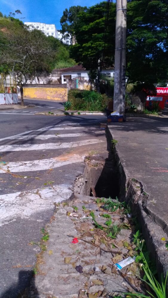 Leitores denunciam boca de lobo danificada 1 WhatsApp Image 2022 05 09 at 17.35.03