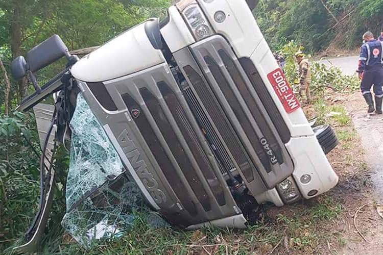 Carreta capota, e motorista fica ferido na União Industria 1 acidente Uniao Industria divulgacao corpo de bombeiros