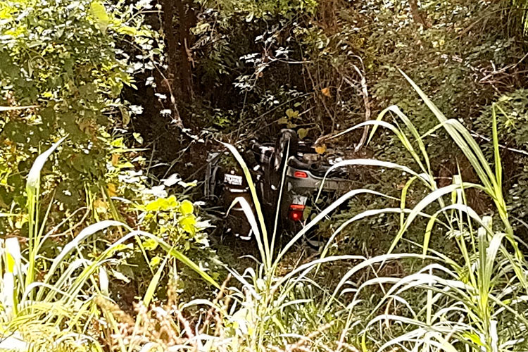 Carro cai em ribanceira na Estrada Engenheiro Gentil Forn 1 acidente sao pedro by bombeiros