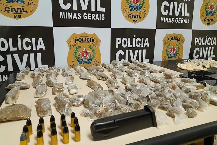 Operação da Polícia Civil contra o tráfico apreende cinco adolescentes e prende três adultos 1 Polícia Civil apreende drogas em ação na qual família foi feita refém