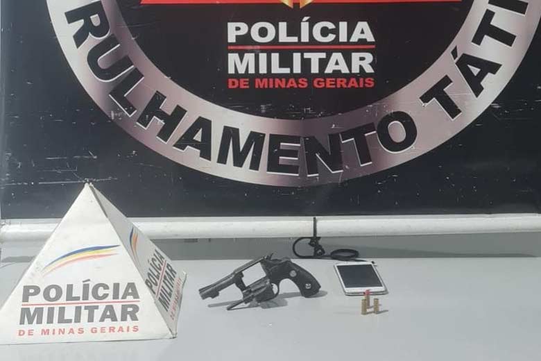 Mulher é flagrada passando revólver a adolescente 1 Mulher foi presa após entregar arma a adolescente de 14 anos em Juiz de Fora