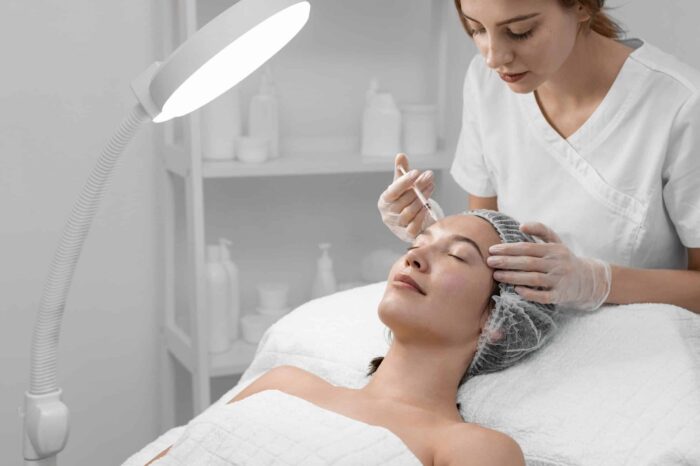 Minas Gerais possui o segundo maior número de mulheres empreendedoras 1 beautician doing filler injection female client scaled e1651754045893