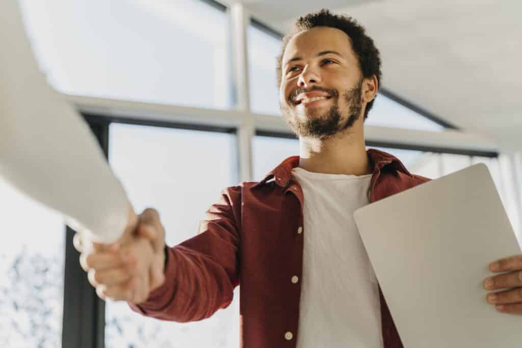 Caminhos profissionais: empreendedorismo e empregabilidade 2 business people hand shake