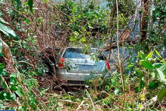 Quatro pessoas ficam feridas após batida de carros em Bicas 1 carro lago bicas by pmr