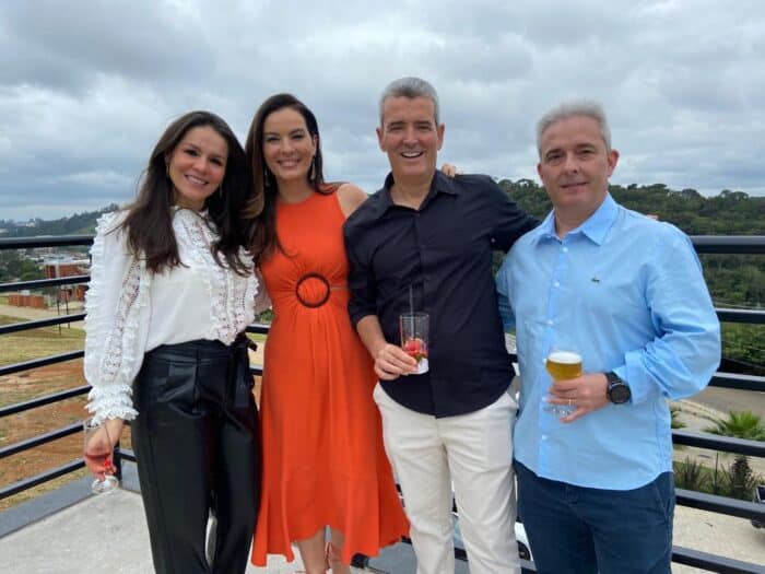 O ‘sheik’ Khaled Taky El Din e o homenageado João Cesar Novais, na entrega do “Mérito Legislativo”, na Câmara 2 Andréa e Miguel Jacob ladeando Alexandra Alves e Fernando Villela de Andrade em tarde de festa