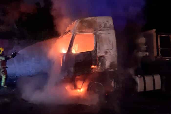 Carreta pega fogo na Estrada União e Indústria 1 incendio carreta matias by bombeiros