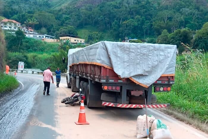 Motociclista fica ferido gravemente em acidente na BR-267 1 moto carreta by pmr