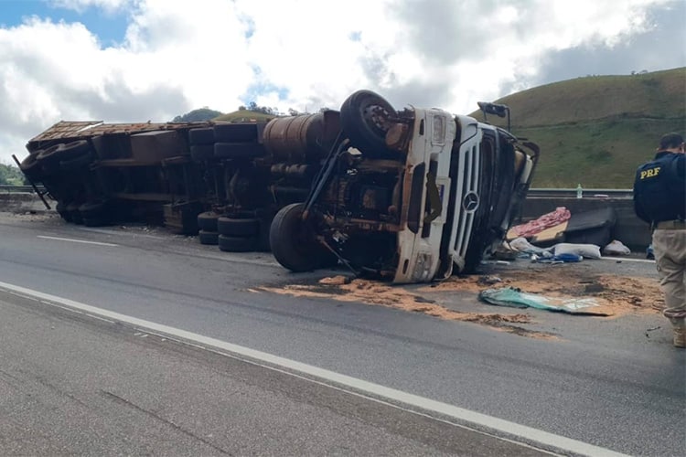 Motorista morre após tombamento de carreta na BR-040 1 tombamento carreta by prf
