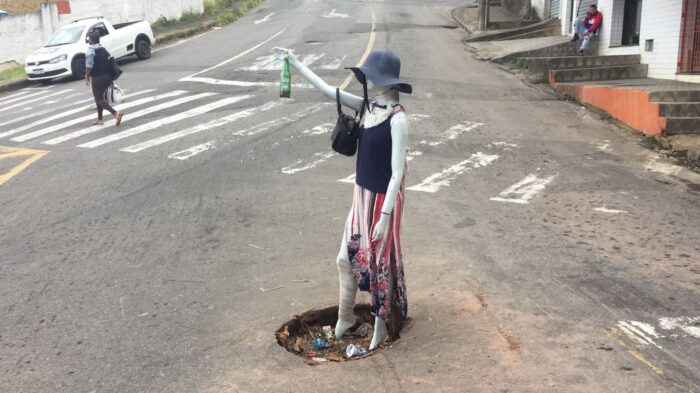 Manequim sinaliza buraco no Grajaú 1 vu13.05