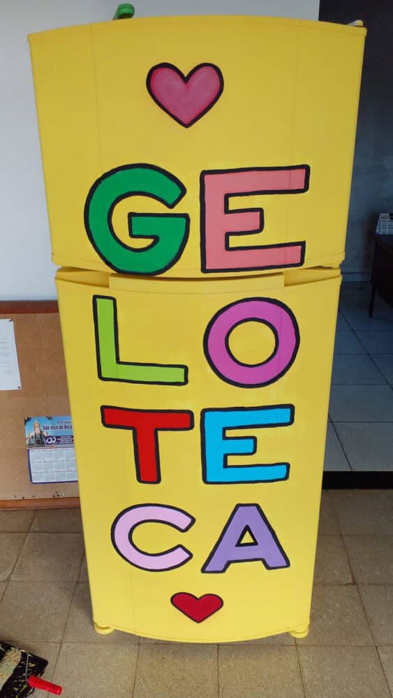 Prefeitura de Bicas instala geladeiras recheadas de livros pela cidade 1 271812831 585847649270246 2573552964941279399 n