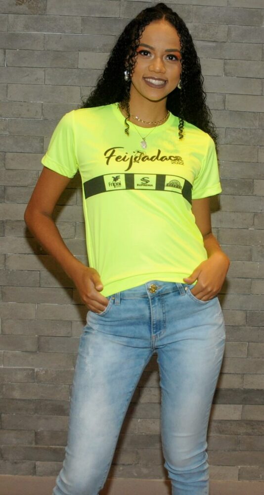 Yasmin Silva com a camiseta da Feijoada CR 2022, usando joias da Tivoli, ‘make-up’ do Werrner e jeans da Ilícito/Rosana Amaral 1 Yasmin Silva com a camiseta da Feijoada CR 2022, usando joias da Tivoli, ‘make-up’ do Werrner e jeans da Ilícito/Rosana Amaral Foto: Andréa Ottoni
