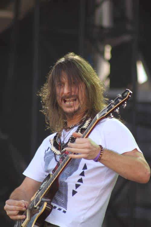 Rafael Bittencourt, guitarrista do Angra, fala sobre retorno no JF Rock City 2 angra