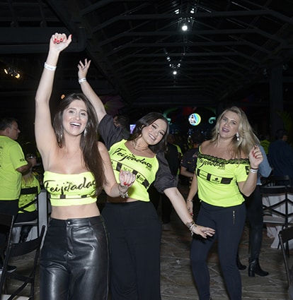 Mais ‘flashes’ da Feijoada 2022 21 CR 450 WM As irmas Luiza e Victoria com a mae Daniela Guarconi