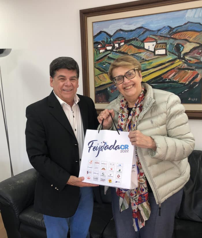 O colunista e a prefeita Margarida Salomão, que confirmou presença com um grupo de amigos na Feijoada CR 2022 1 O colunista e a prefeita Margarida Salomão, que confirmou presença com um grupo de amigos na Feijoada CR 2022