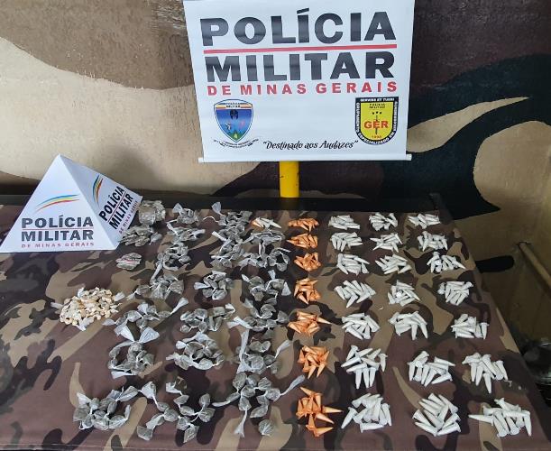 PM apreende mais de 500 porções de drogas no Jardim Natal 1 Drogas apreendidas no Jardim Natal. Divulgacao PM