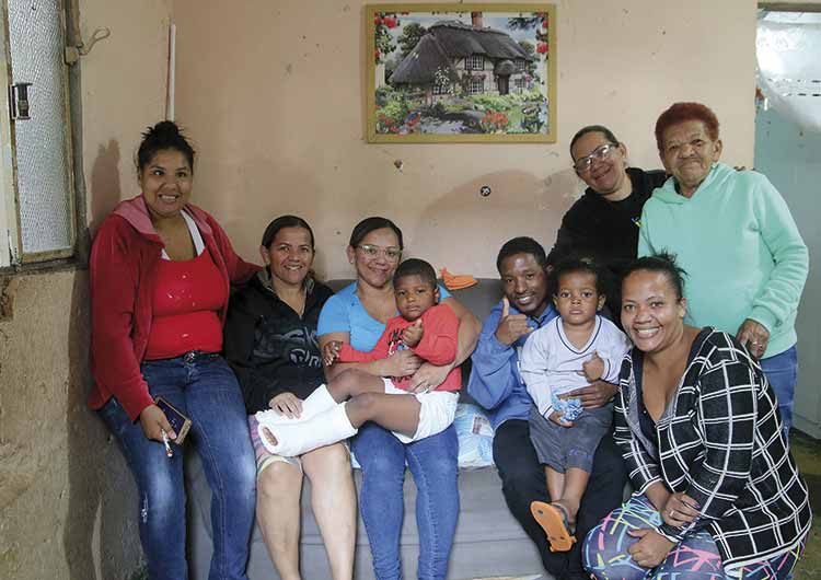 Lukinhas consegue fazer cirurgia, e família revela alegria ao vê-lo 'nascendo de novo' 1 Lukinhas com a familia fernando priamo 6