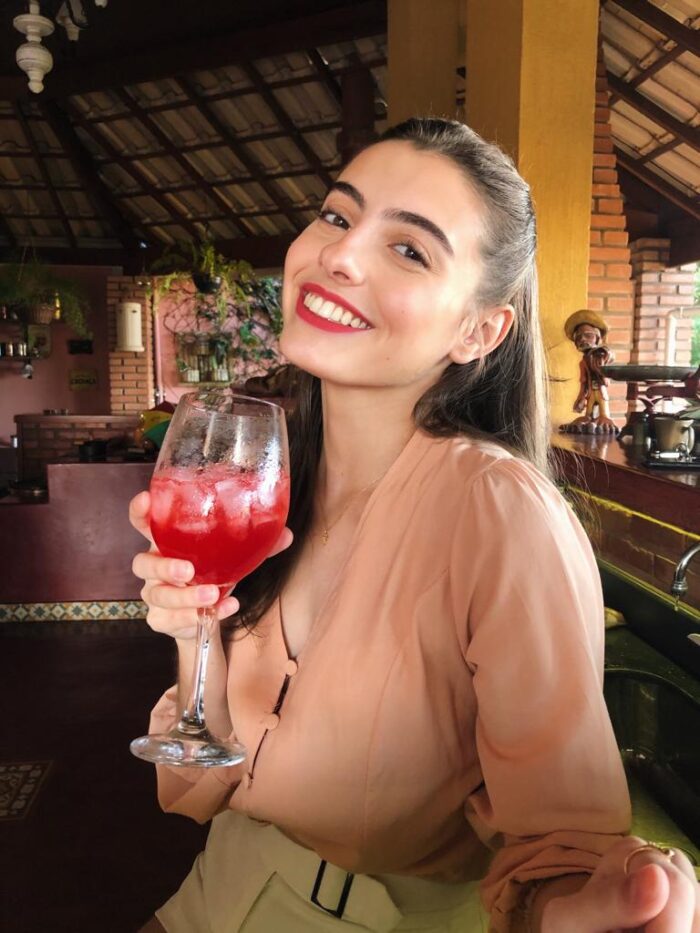 Yasmin Silva com a camiseta da Feijoada CR 2022, usando joias da Tivoli, ‘make-up’ do Werrner e jeans da Ilícito/Rosana Amaral 2 Um foco de luz na aniversariante desta sexta- feira, Victoria Brandel Cruz
