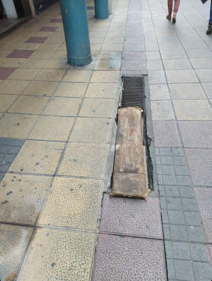 Leitor denuncia bueiro danificado no Centro 1 WhatsApp Image 2022 06 08 at 12.39.29 1