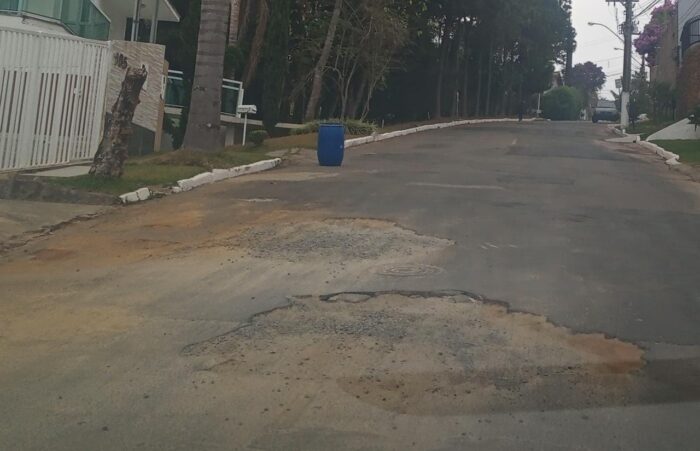 Buracos em rua do Bairro Alto dos Pinheiros 1 WhatsApp Image 2022 06 21 at 11.46.54