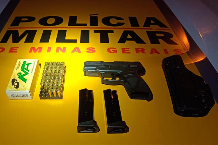 Motorista é preso por embriaguez e porte ilegal de arma de fogo em Juiz de Fora 1 arma jf by pmr
