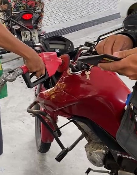 Dia Livre de Impostos: preços com desconto e gasolina a R$ 4,85 em Juiz de Fora 1 foto2 posto acao dia sem imposto