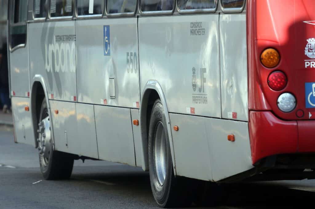 Dupla armada com facão rouba ônibus no Marumbi 1 onibus consorcio manchester by fernando priamo
