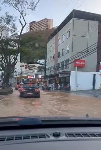 Rua fica alagada após rompimento de tubulação no Cascatinha 1 rompimento tubulacao cascatinha reproducao redes sociais2