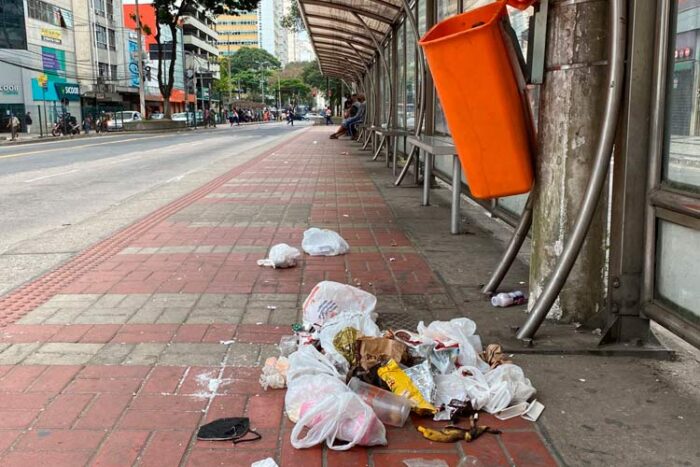 Lixo espalhado em ponto de ônibus na Avenida Rio Branco 1 vu 07 06