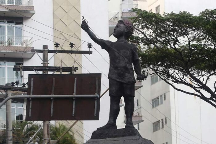 Monumento depredado no Centro 1 vu 15 06