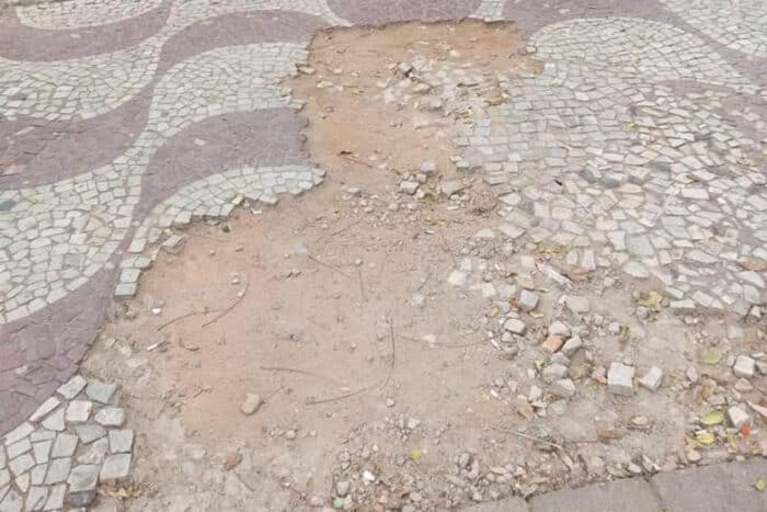 Calçada quebrada na Praça Largo do Riachuelo 1 vu17