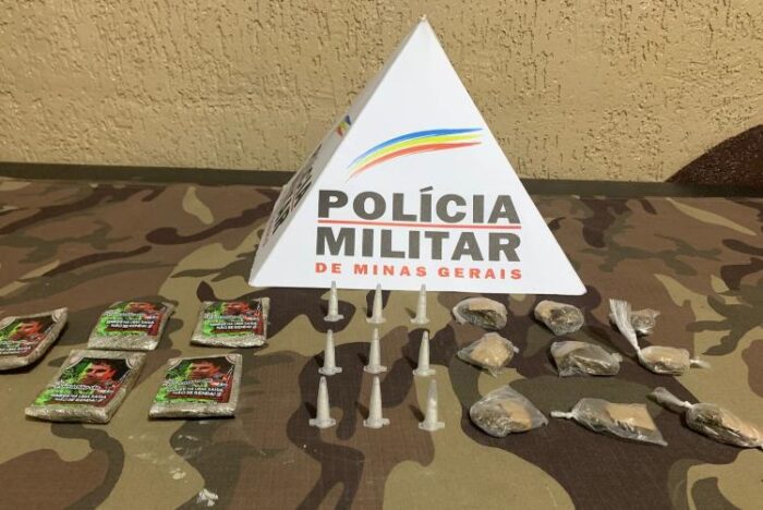Quatro homens são presos com armas e drogas na Cidade Alta 1 Drogas apreendidas na Vila Ozanan Divulgacao PM