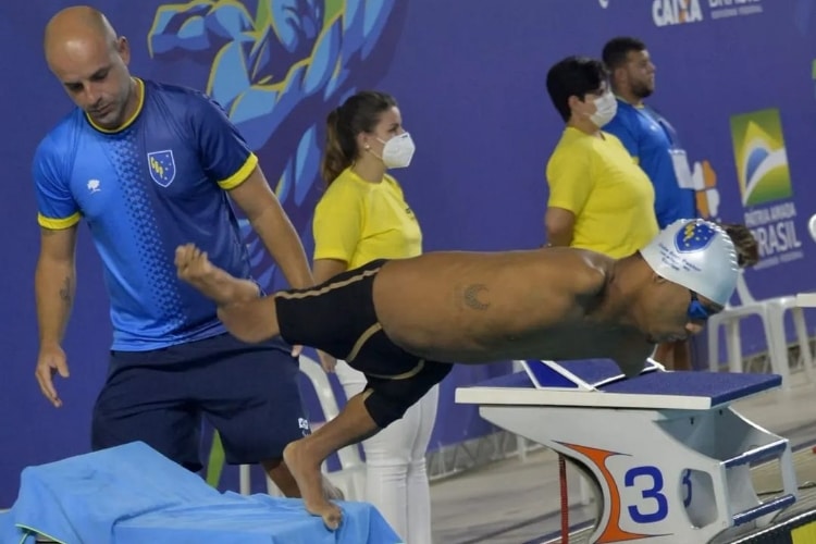 Gabriel Araújo e técnico Fábio Antunes assinam com o Praia Clube 1 Fabio Antunes e Gabriel foto Ale Cabral CPB