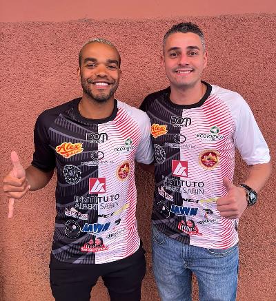 Para ajudar famílias de JF, Léo Santana e Ramon Pavão promovem amistoso beneficente 1 Leo Santana e Ramon Pavao amistoso beneficente divulgacaosite