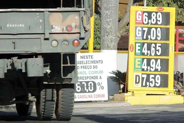 Preço da gasolina cai nos postos de JF, mas ainda abaixo do esperado 1 Leonardo Costa gasolina 06